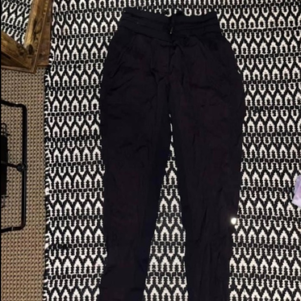 Cropped Lululemon joggers size 2
